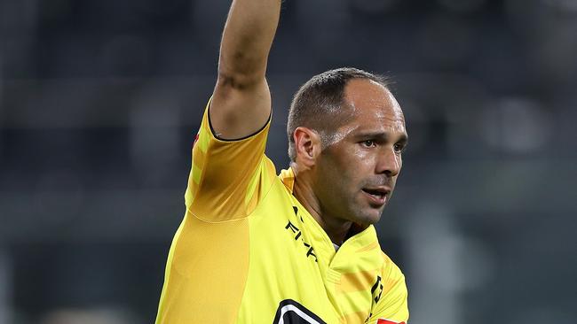 Referee Ashley Klein managed on his own. Photo: Mark Kolbe/Getty Images