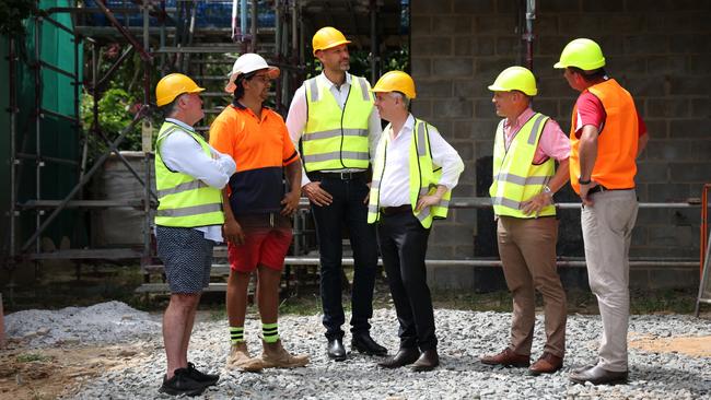 Cairns MP Michael Healy, Labor Leichhardt candidate Matt Smith, federal skills and training minister Andrew Giles, Labor Mulgrave candidate Richie Bates and Barron River MP Craig Crawford announce an additional 4100 fee-free TAFE placements for construction courses while visiting an 18 social home construction site in Cairns.