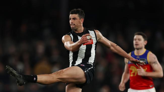 Scott Pendlebury has to try and get to Josh Dunkley through the middle. Picture: Michael Klein