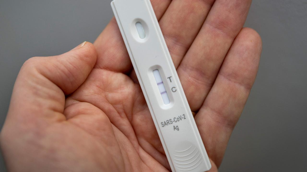 Primele simptome ale Omicron înainte ca un test rapid antigen pozitiv să fie detectat