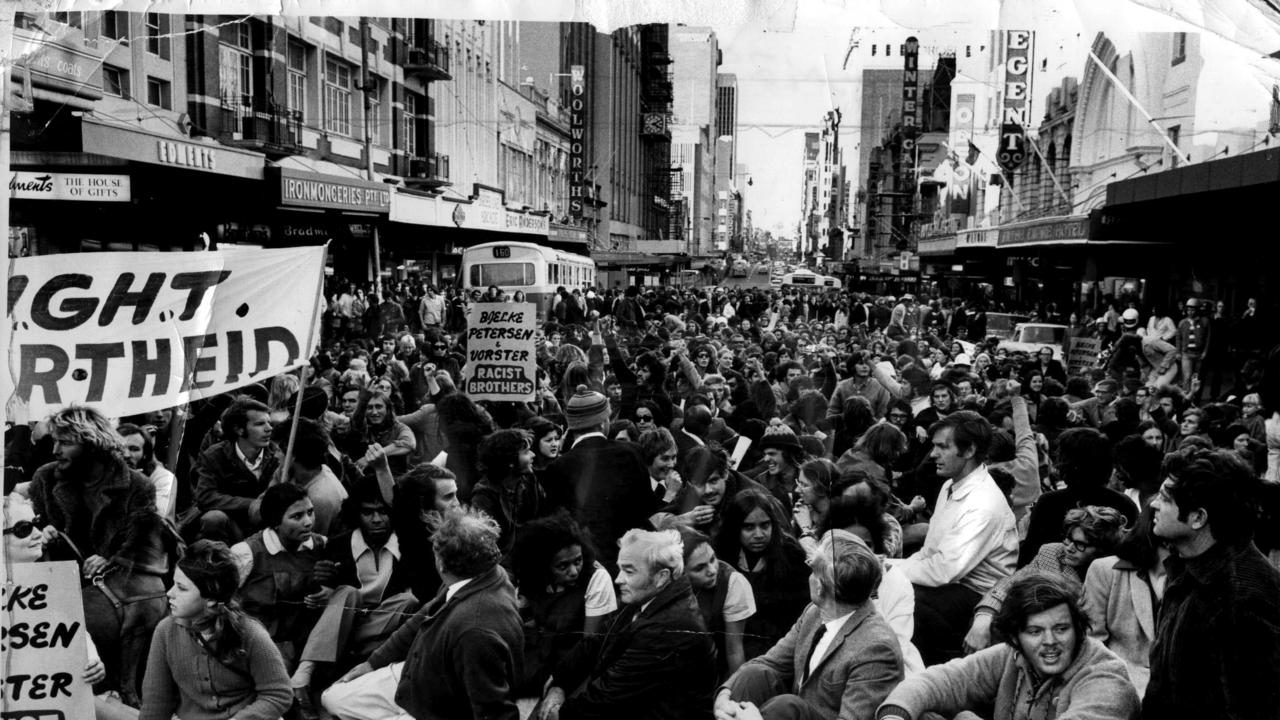 More than 2000 anti-apartheid demonstrators stage a sit down in Queen St, 1971.