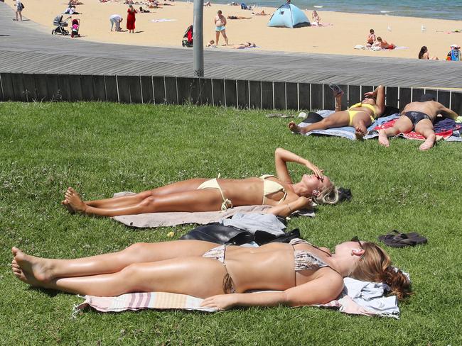 Melburnians enjoying the sunshine at the beach. Picture: David Crosling