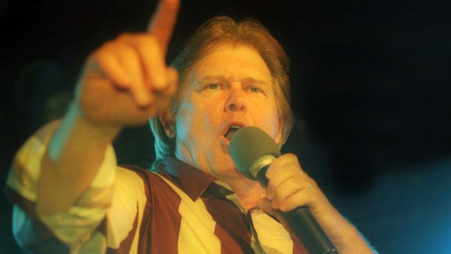 Musician John Farnham performing at St Kilda in 2002. Picture: NCA.