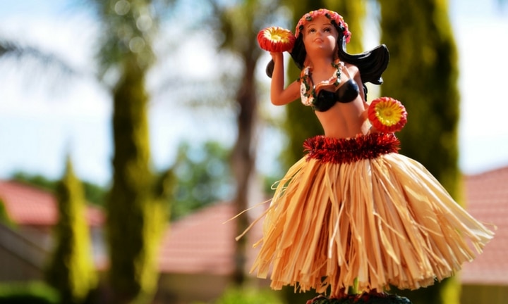 How to Make a Hawaiian Grass Skirt out of Party Streamers