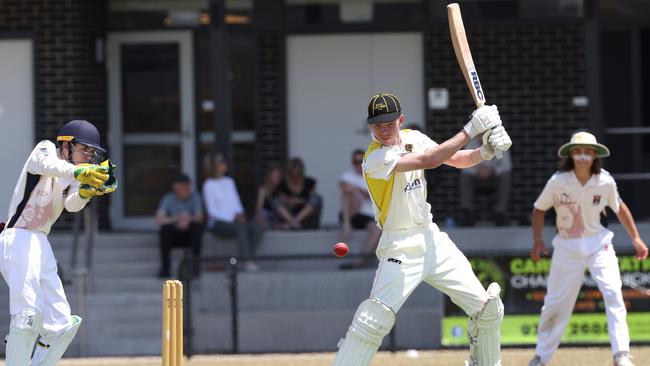 Seaford’s Aaron Bardwell cuts in a Mornington Peninsula match. Picture: Hamish Blair