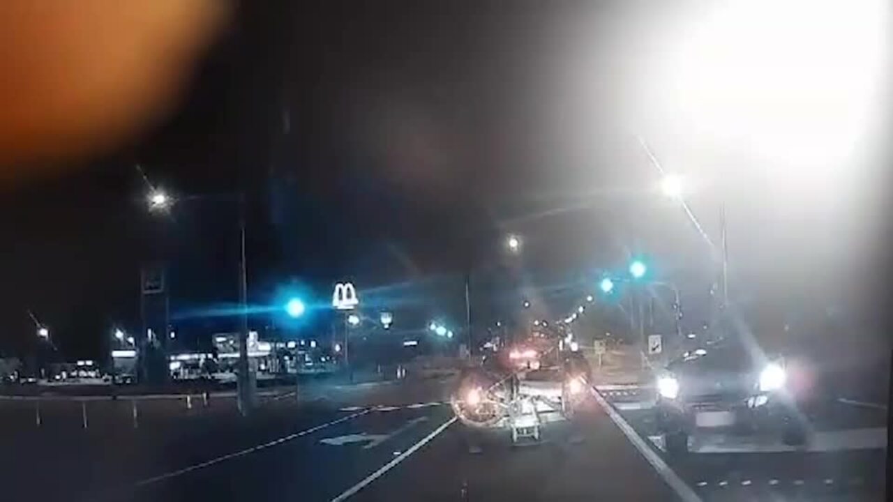 Reckless driver's close call at busy Qld intersection