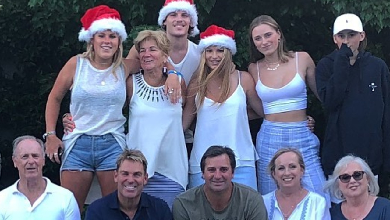 Shane Warne dan keluarga Warne di 2017 Gambar: Instagram