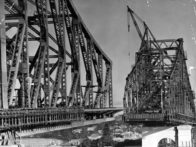 The Story Bridge nears completion in June 1939.