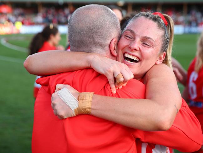 Lisa Steane and Swans coach Scott Gowans in 2023. Picture: Jason McCawley/Getty Images.