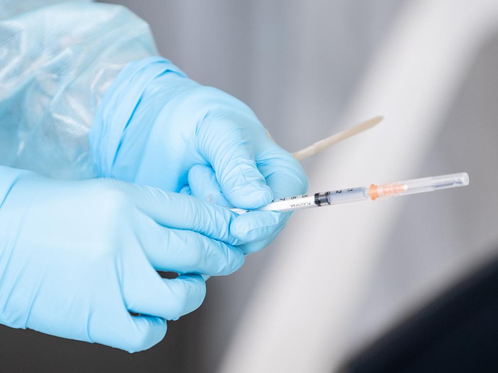 Anti-vaxxers in Melbourne attempt bribes for vaccine certificate | news ...