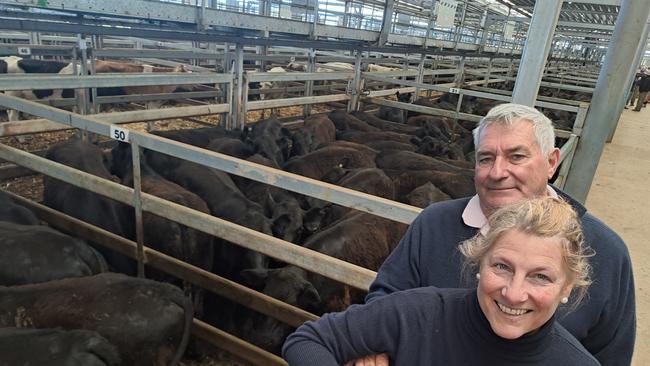 Andrew Cumming and Sarah Dahlenburg, Jingellic in NSW, sold the feature run of Angus yearlings today at the Wodonga store sale, receiving up to $1000 for steers in a better than expected result with most pens tracking between 240c to 265c/kg liveweight.