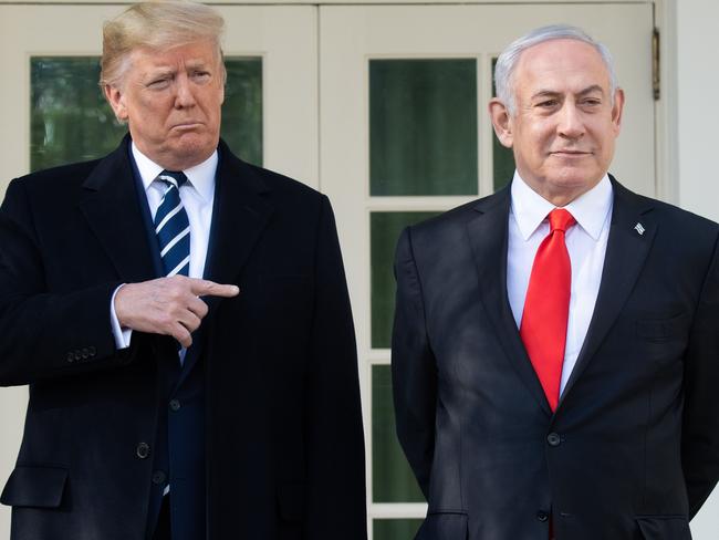 TOPSHOT - US President Donald Trump and Israeli Prime Minister Benjamin Netanyahu (R) speak to the press on the West Wing Colonnade prior to meetings at the White House in Washington, DC, January 27, 2020. (Photo by SAUL LOEB / AFP)