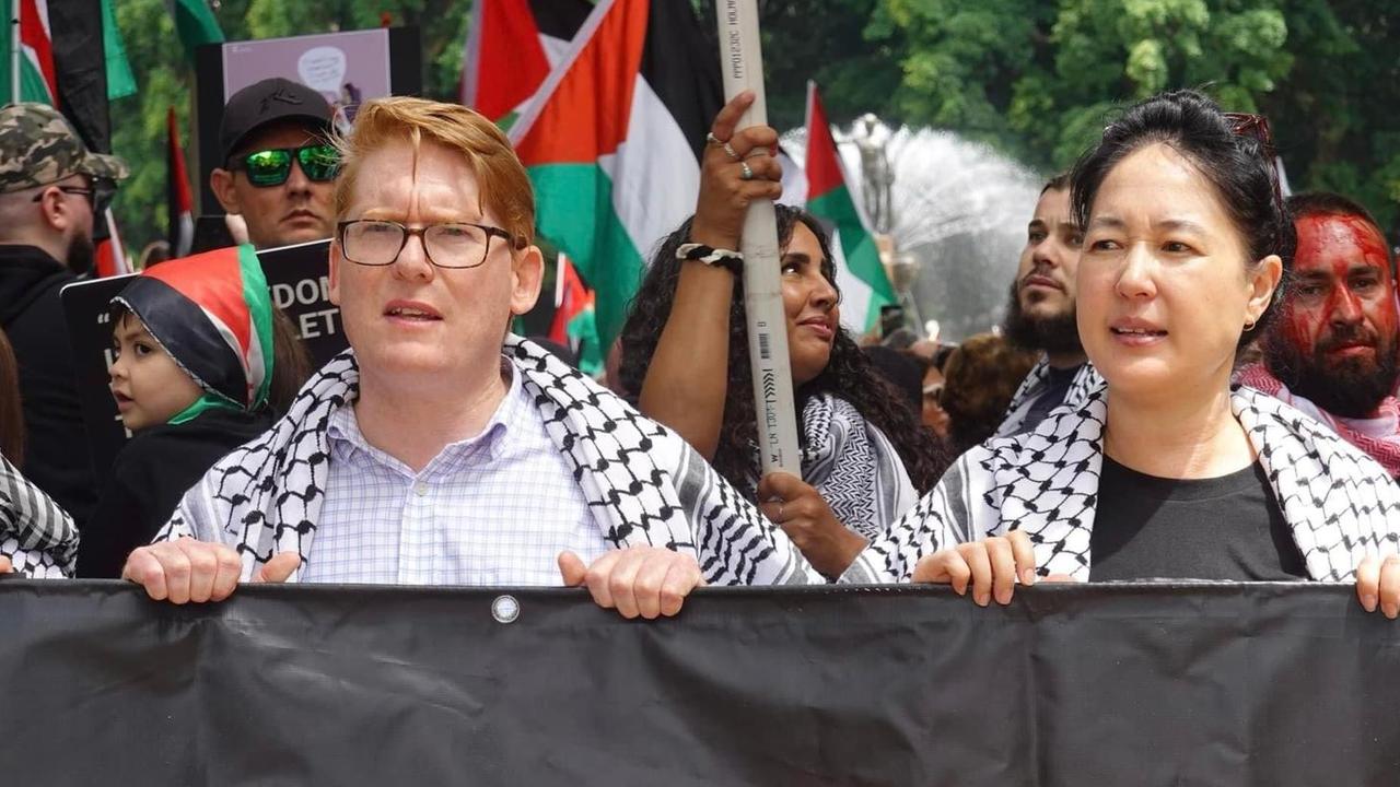 新南威尔士州政府前座议员安东尼·达亚当和绿党议员珍妮·梁周日在悉尼领导了一场支持巴勒斯坦的抗议游行。提供