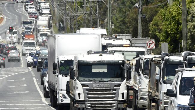 MELBOURNE, AUSTRALIA - NewsWire Photos NOVEMBER 19, 2024: Truck drivers cause traffic congestion along Greensbporough Road as they campaign for better pay. Picture: NewsWire / Andrew Henshaw