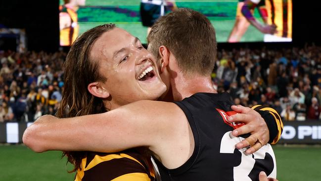 ADELAIDE, AUSTRALIA - APRIL 07: Jack Ginnivan of the Hawks and Will Hoskin-Elliott of the Magpies embrace during the 2024 AFL Round 04 match between the Collingwood Magpies and the Hawthorn Hawks at Adelaide Oval on April 07, 2024 in Adelaide, Australia. (Photo by Michael Willson/AFL Photos via Getty Images)