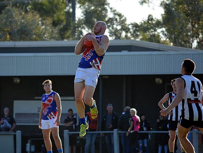 Matt Carnelley leading and marking for Keysborough. Pic: Mandy Werner.