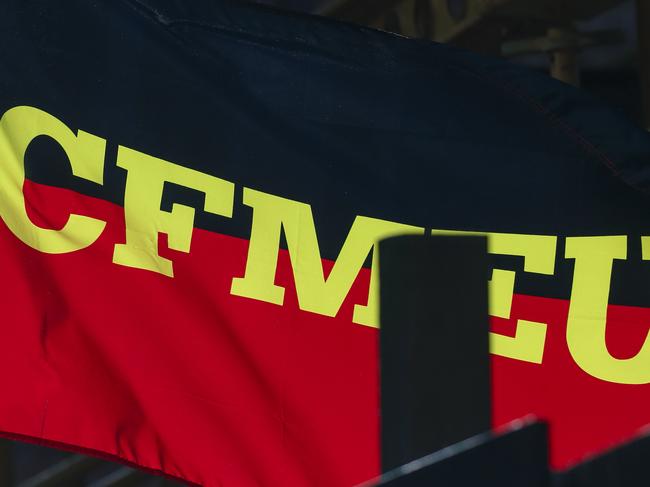 BRISBANE, AUSTRALIA - NewsWire Photos - JULY 15, 2024:  Generic photographs of CFMEU flags outside a Brisbane CBD worksite.Picture: NewsWire / Glenn Campbell