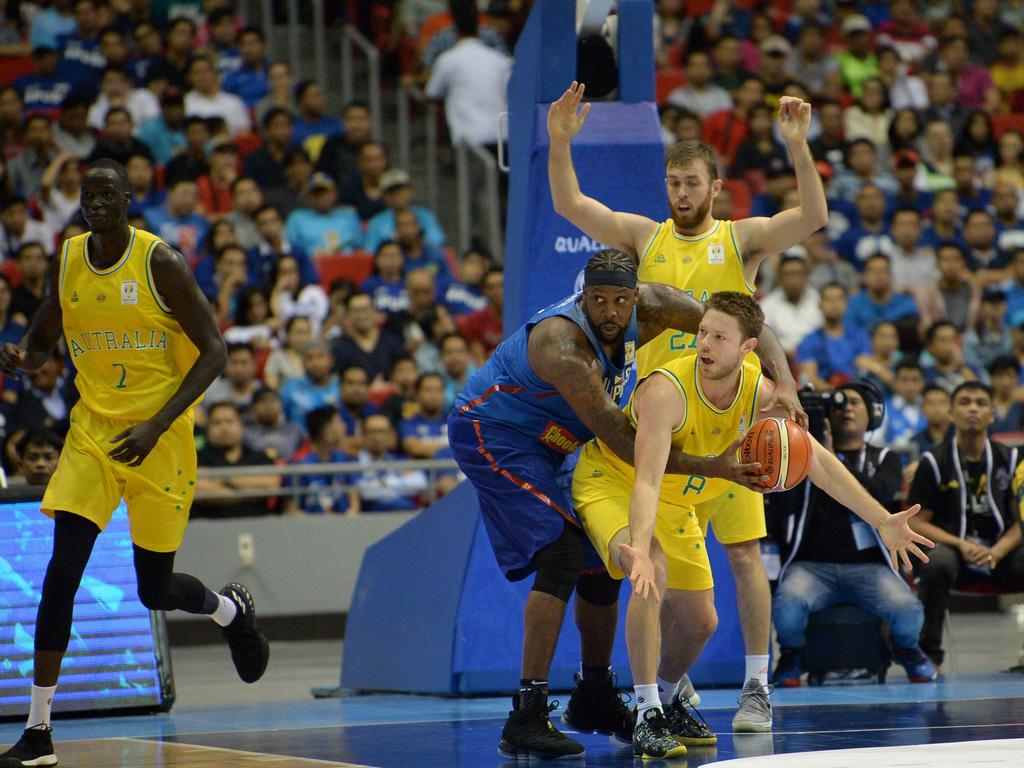 Australia's Matthew Delavedova (R) vies for the ball with Philippine's Andray Blatch during their FIBA World Cup Asian qualifier game at the Philippine arena in Bocaue town, Bulacan province, north of Manila on July 2, 2018. Australia won by default 89-53. / AFP PHOTO / TED ALJIBE