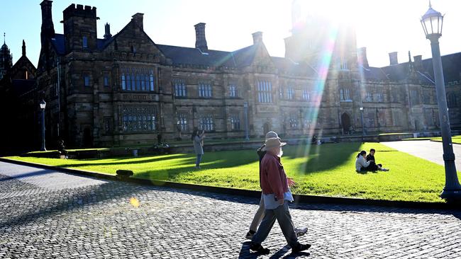 Students and citizens enjoy the grounds at Sydney University. Picture: NCA NewsWire / Jeremy Piper