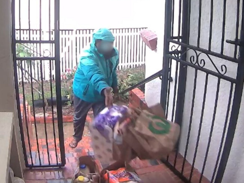 A delivery driver has been seen carelessly throwing a Woolworths delivery order on a customer's front doorstep. Picture: Reddit