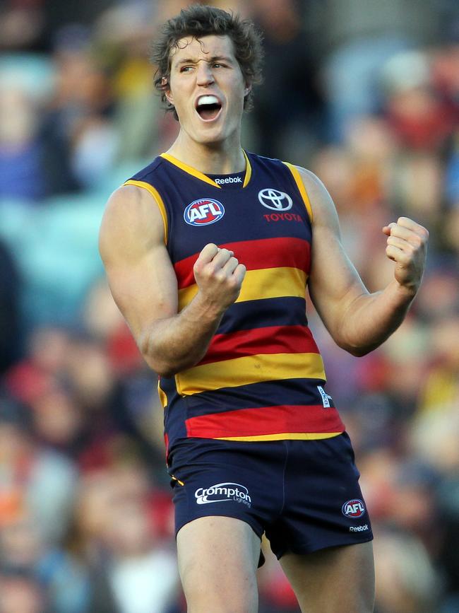 Kurt Tippett in action for the Crows …