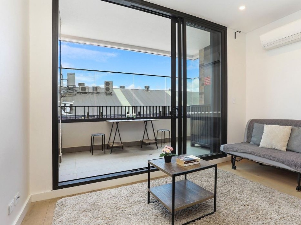 The one-bedroom apartment - complete with aircon, internal laundry and access to facilities - was listed for $500 per week and drew a massive crowd. Picture: Domain/ Hudson McHugh