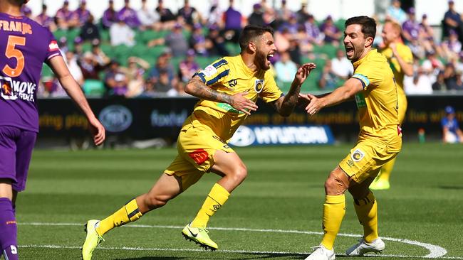 Danny De Silva has re-found his best at the of the Mariners (AAP Image/Gary Day)