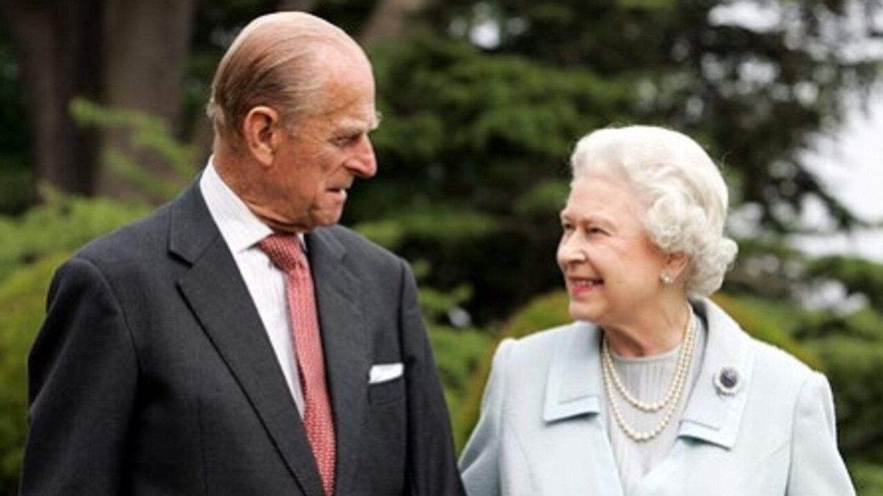 The couple recreate their 1947 snap – with the brooch on display once again – in 2007.