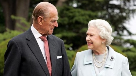 The couple recreate their 1947 snap – with the brooch on display once again – in 2007.