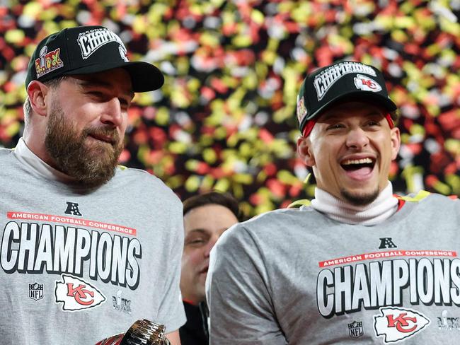 KANSAS CITY, MISSOURI - JANUARY 26: (L-R) Travis Kelce #87 of the Kansas City Chiefs holds the Lamar Hunt Trophy as he celebrates with Patrick Mahomes #15 after defeating the Buffalo Bills 32-29 in the AFC Championship Game at GEHA Field at Arrowhead Stadium on January 26, 2025 in Kansas City, Missouri.   Jamie Squire/Getty Images/AFP (Photo by JAMIE SQUIRE / GETTY IMAGES NORTH AMERICA / Getty Images via AFP)