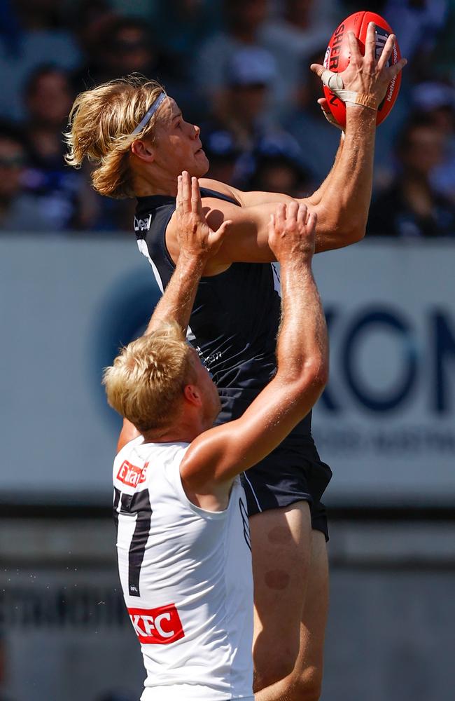 Tom De Koning marks in front of Collingwood’s Billy Frampton. Picture: Michael Willson/AFL Photos