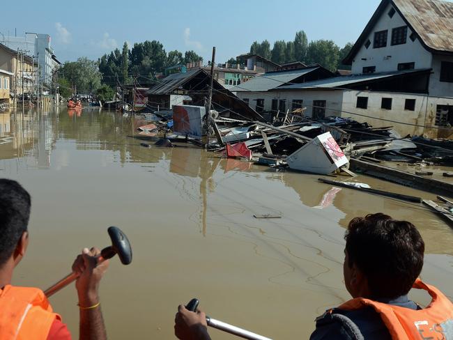 Flood-damaged houses are seen from a rescue boat in Srinagar on September 11, 2014. The floods and landslides from days of heavy monsoon rains have now claimed more than 450 lives in Pakistan and India, with hospitals struggling to cope with the disaster. AFP PHOTO/ PUNIT PARANJPE