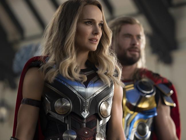 episodics of Thor: Love and Thunder. (L-R): Natalie Portman as Mighty Thor and Chris Hemsworth as Thor in Marvel Studios' THOR: LOVE AND THUNDER. Photo by Jasin Boland. ÃÂ©Marvel Studios 2022. All Rights Reserved.