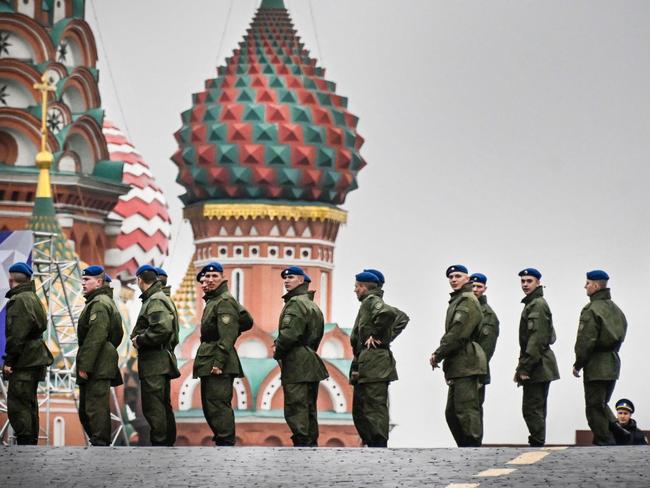 Russian soldiers stand on Red Square in central Moscow on September 29, 2022, as the square is sealed prior to a ceremony of the incorporation of the new territories into Russia. - Russia will formally annex four territories of Ukraine its troops occupy at a grand ceremony in Moscow on Friday, the Kremlin has announced, after Russia suggested it could to use nuclear weapons to defend the territories. (Photo by Alexander NEMENOV / AFP)