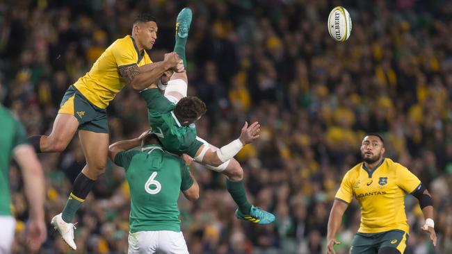 Israel Folau of the Wallabies and Peter O'Mahony of Ireland   contest the ball during the Third Test between Australia and Ireland at Allianz Stadium in Sydney, Saturday, June 23, 2018. (AAP Image/Craig Golding) NO ARCHIVING, EDITORIAL USE ONLY