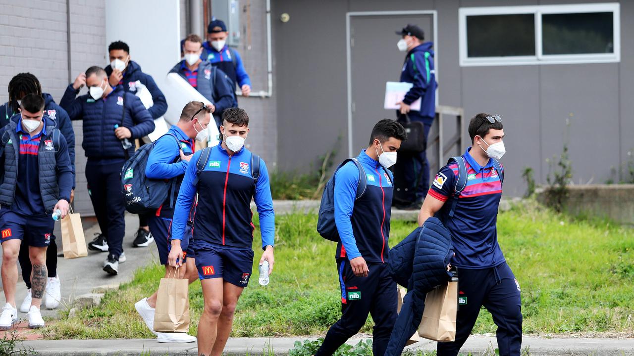 NEWCASTLE, AUSTRALIA - NewsWire Photos - July 14, 2021. The Newcastle Knights leave Wests Mayfield through a back exit to start their journey to the NRL bubble in Queensland. Picture: NCA NewsWire / Peter Lorimer.