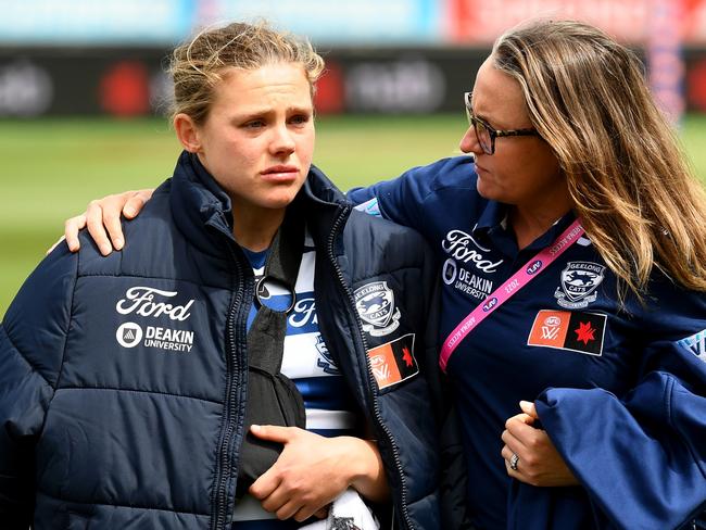 GEELONG, AUSTRALIA - NOVEMBER 12: Chloe Scheer of the Cats looks dejected after sustaining an injury during the AFLW Second Elimination Final match between Geelong Cats and Essendon Bombers at GMHBA Stadium, on November 12, 2023, in Geelong, Australia. (Photo by Josh Chadwick/Getty Images)