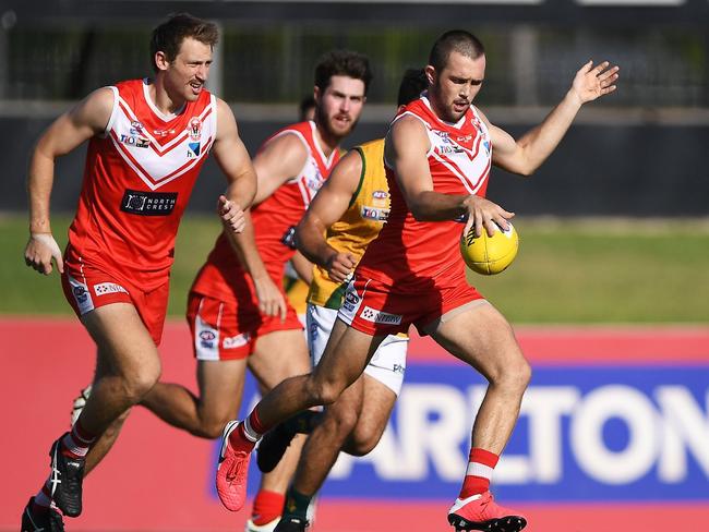 Abe Ankers displays his pace and disposal skills. Picture: Felicity Elliott / AFLNT Media