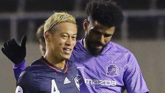 Sanfrecce Hiroshima forward Patric (R) speaks to Melbourne Victory midfielder Keisuke Honda (L) after their AFC Champions League group stage football match in Hiroshima on March 12, 2019. (Photo by JIJI PRESS / JIJI PRESS / AFP) / Japan OUT