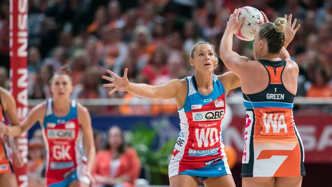 Swifts defender Sophie Halpin took on former Australian midcourter Kim Green in round one.