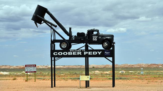 The iconic Welcome to Coober Pedy sign.