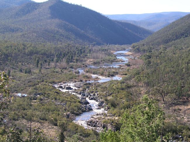 View from Jack's Lookout inside the Kosciuszko National Park on the lower Snowy River