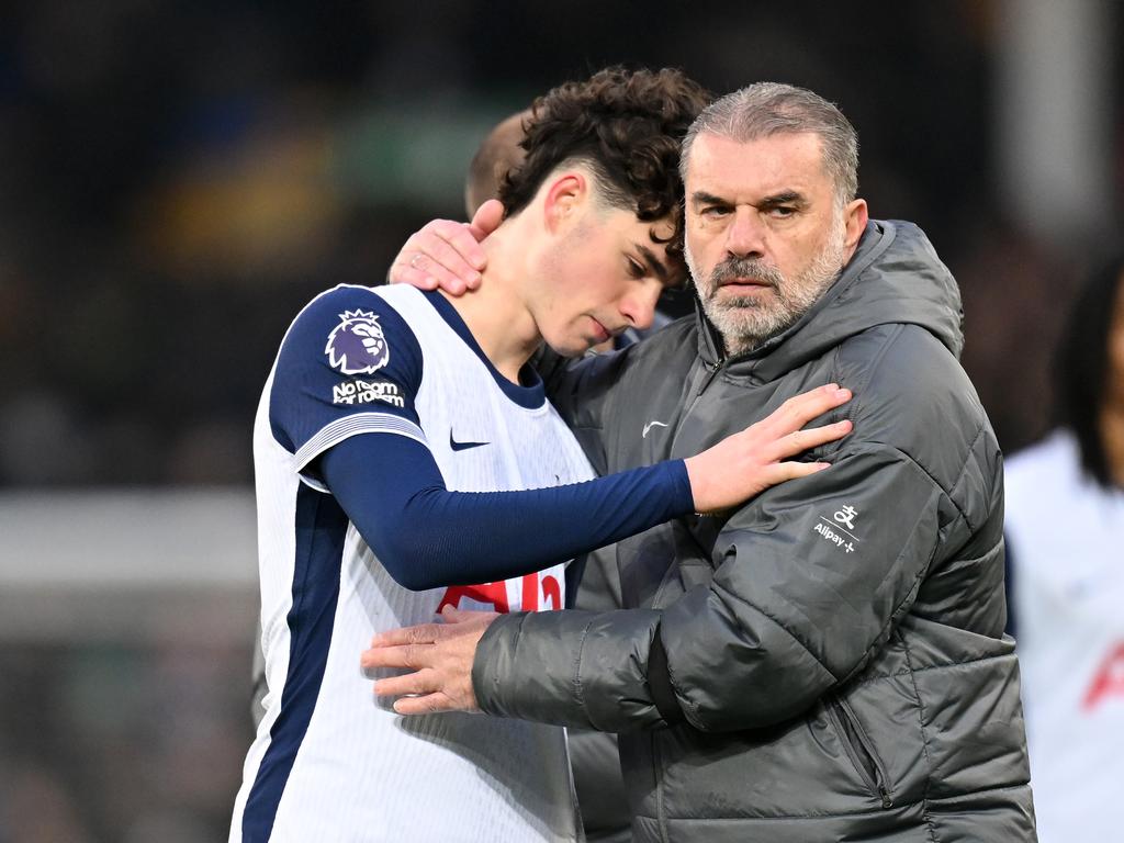 LIVERPOOL, ENGLAND – JANUARY 19: Archie Gray of Tottenham Hotspur and Ange Postecoglou, Manager of Tottenham Hotspur, show dejection after defeat in the Premier League match between Everton FC and Tottenham Hotspur FC at Goodison Park on January 19, 2025 in Liverpool, England. (Photo by Michael Regan/Getty Images)