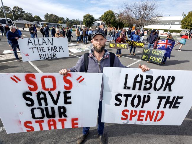 Jason Barratt Farmers protest against the Allan Government outside the All Seasons Hotel in Bendigo. Picture: David Geraghty