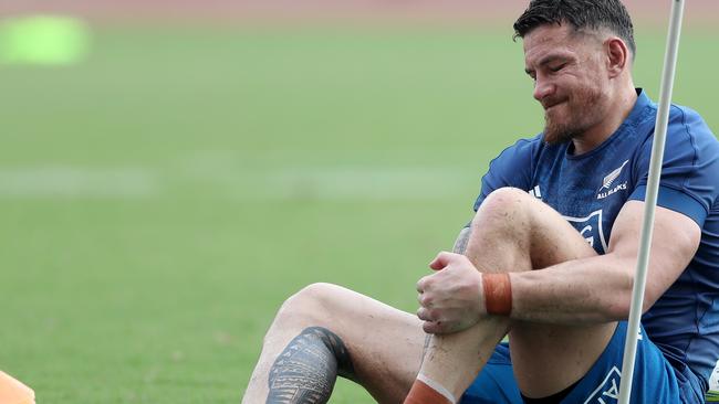 KASHIWA, JAPAN - SEPTEMBER 11: Sonny Bill Williams of the All Blacks takes his shoes off during a New Zealand training session at Kashiwa no Ha Park Stadium on September 11, 2019 in Kashiwa, Chiba, Japan. (Photo by Hannah Peters/Getty Images)