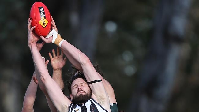 Goulburn Valley FL, Round 8, Euroa V Echuca, at Euroa, Echuca won 6-11-47 v 5-8-38,  Andrew Smith, 26, Euroa Magpies & Hugh Evans, 46,   Echuca  Murray Bombers,   Picture Yuri Kouzmin