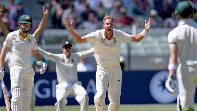 English bowler Stuart Broad appeals to the umpire for the wicket of Shaun Marsh of Australia on Day One of the Boxing Day test match between Australia and England at the MCG in Melbourne, Tuesday, December 26, 2017. (AAP Image/Joe Castro) NO ARCHIVING, EDITORIAL USE ONLY, IMAGES TO BE USED FOR NEWS REPORTING PURPOSES ONLY, NO COMMERCIAL USE WHATSOEVER, NO USE IN BOOKS WITHOUT PRIOR WRITTEN CONSENT FROM AAP