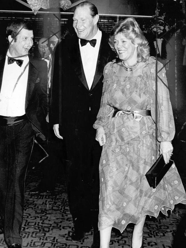 Kerry Packer with wife Ros Packer at a film premiere in 1984