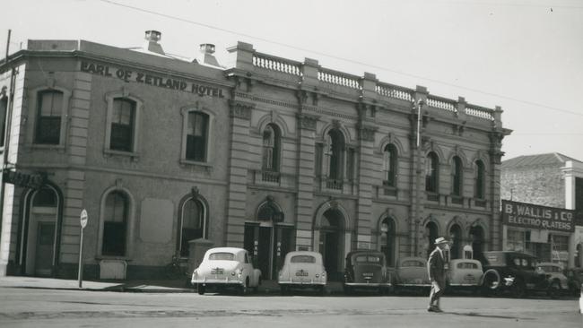 The Earl of Zetland Hotel in 1958, as seen from Flinders St.