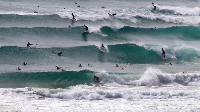 NOT FOR NET TILL AFTER MIDNIGHT WARNING FRONT PAGE PHOTOGRAPH FOR GOLD COAST BULLETIN please BRISBANE AREA use inside pages only,ALL OTHER AREAS OK ......... Unidentified surfers pictured Enjoying near perfect waves at greenmount ,coolangatta and Kirra .(Superbank) .